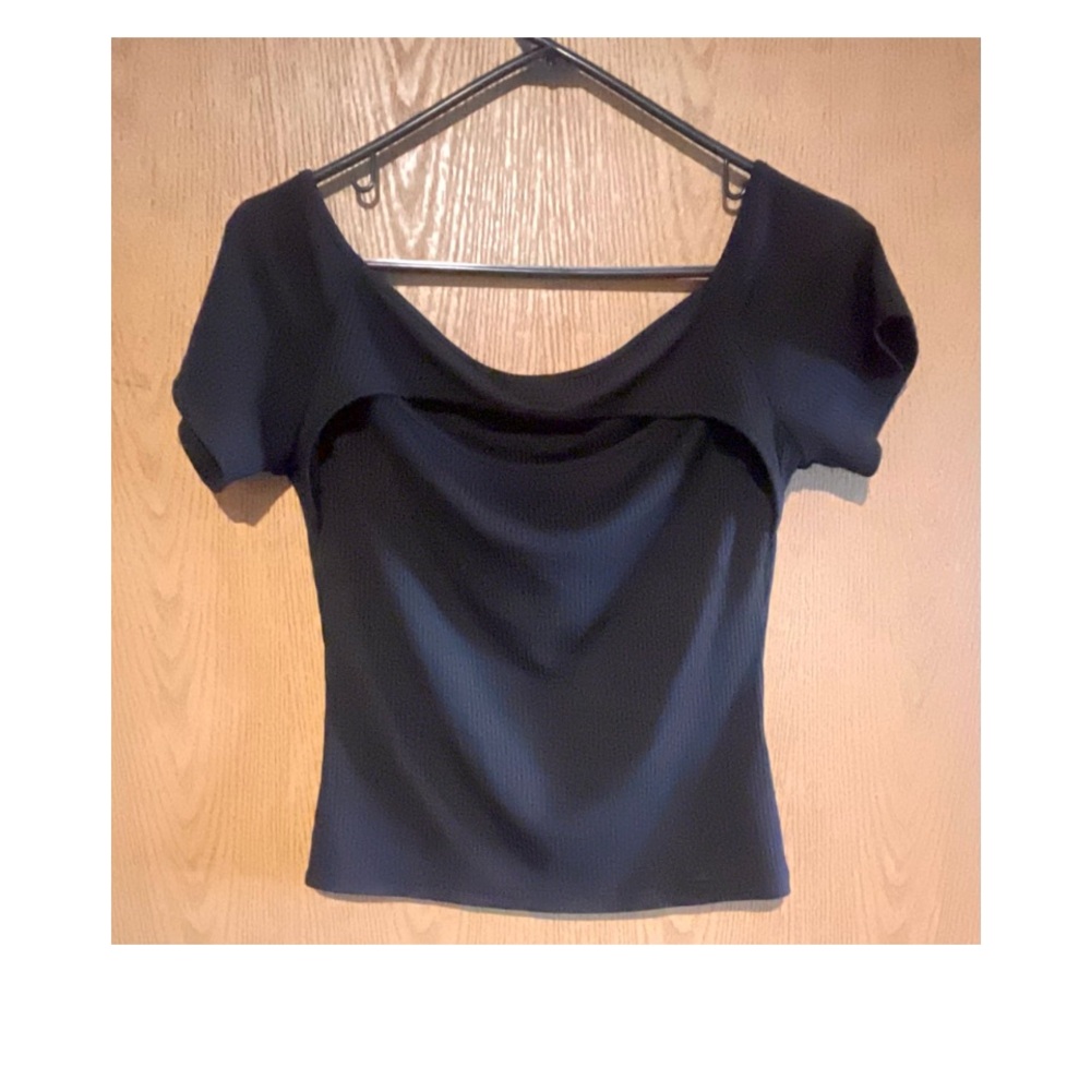 NWOT OPEN FRONT NECKLINE RIBBED SHORT SLEEVE STRETCHY VERSATILE TOP!